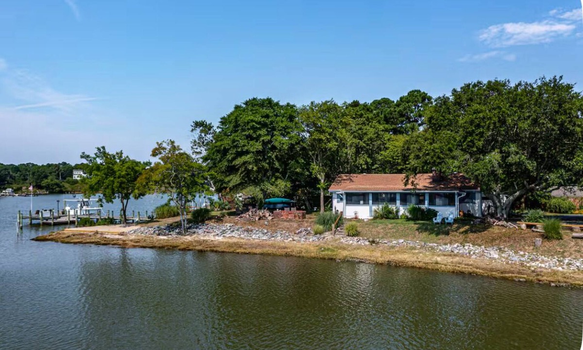 Christchurch Cottage | Quaint cottage in welcoming Topping with cozy charm, water view from all windows