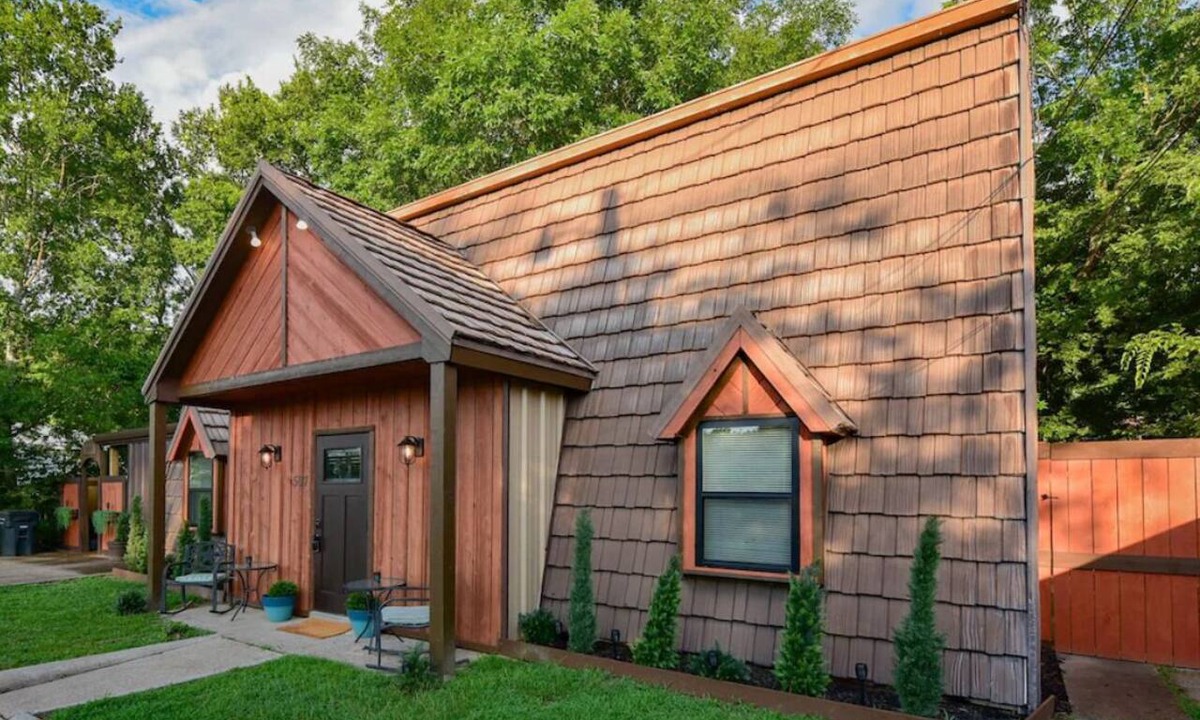 Caldwell Cottage | Quaint Cozy Cottage & Patio in the heart of Caldwell.