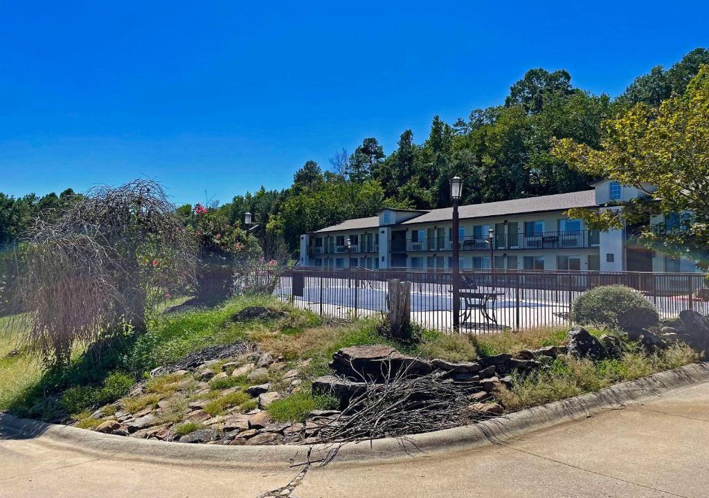 Clinton Hotel | Quality Inn Clinton North