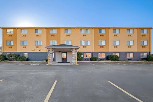 Dubuque Hotel | Quality Inn Dubuque on Hwy 20