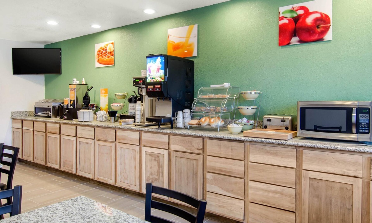 Russell Hotel | Quality Inn Russell
