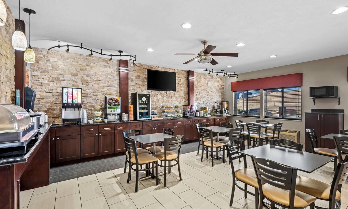 Greater South Side Hotel | Quality Inn & Suites Des Moines Airport