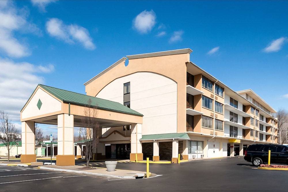 Laurel Hotel | Quality Inn & Suites Laurel