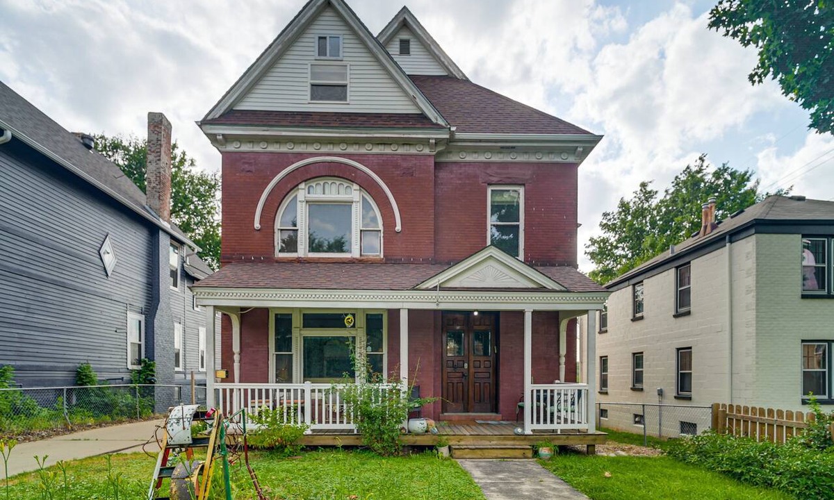 Downtown Omaha House | Queen Ann Historical Charm Home Vacation Home Near Downtown Omaha NE