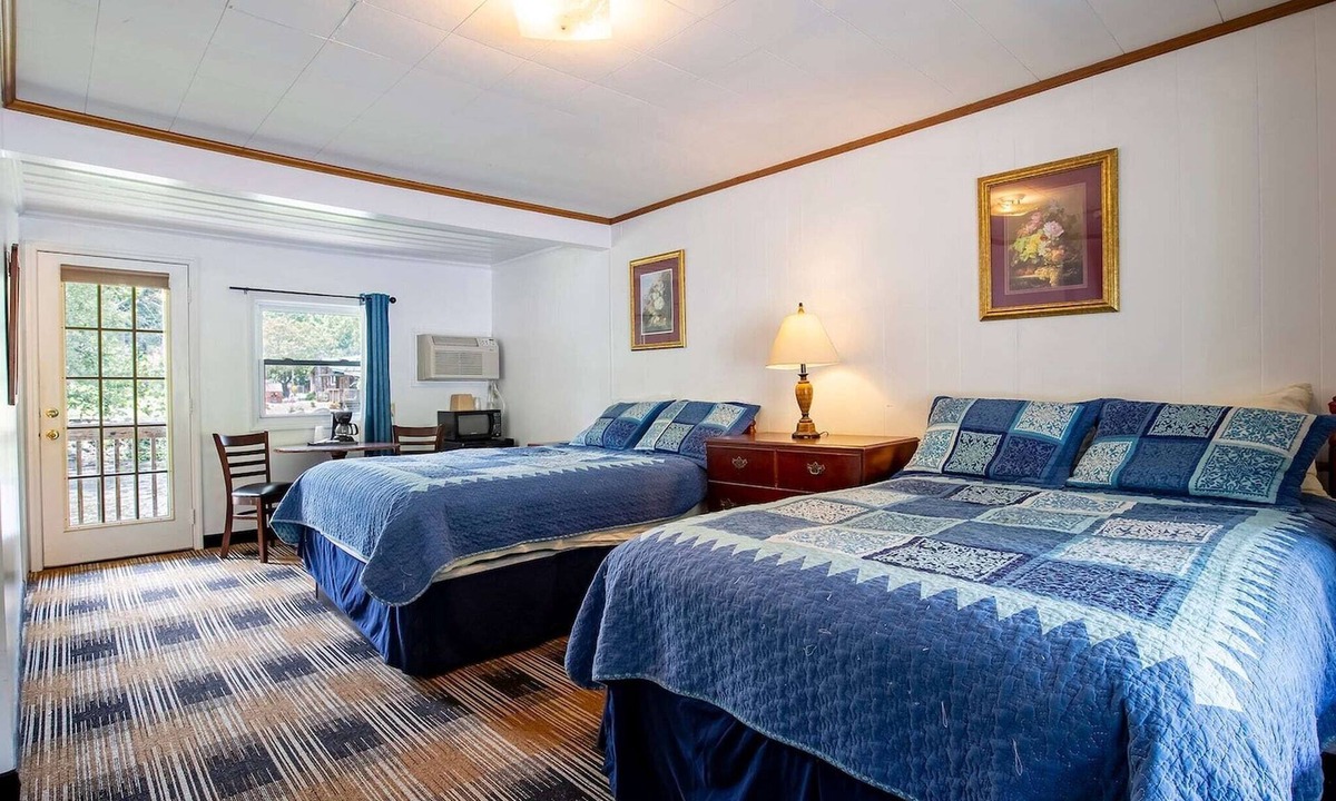 Cherokee Apartment | Queen Bed | Non-Smoking