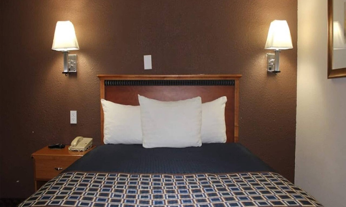 South Central Omaha Apartment | Queen Bed Non-Smoking