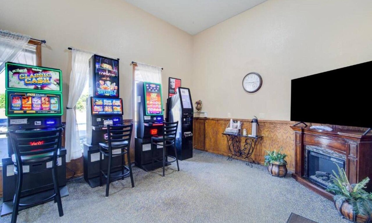 Kingdom City Apartment | Queen Bed|Smk|Kingdom City, MO