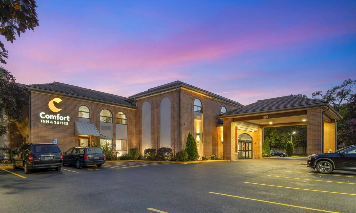 Mundelein Hotel | Quick Access to Chicago + Free Breakfast & Parking