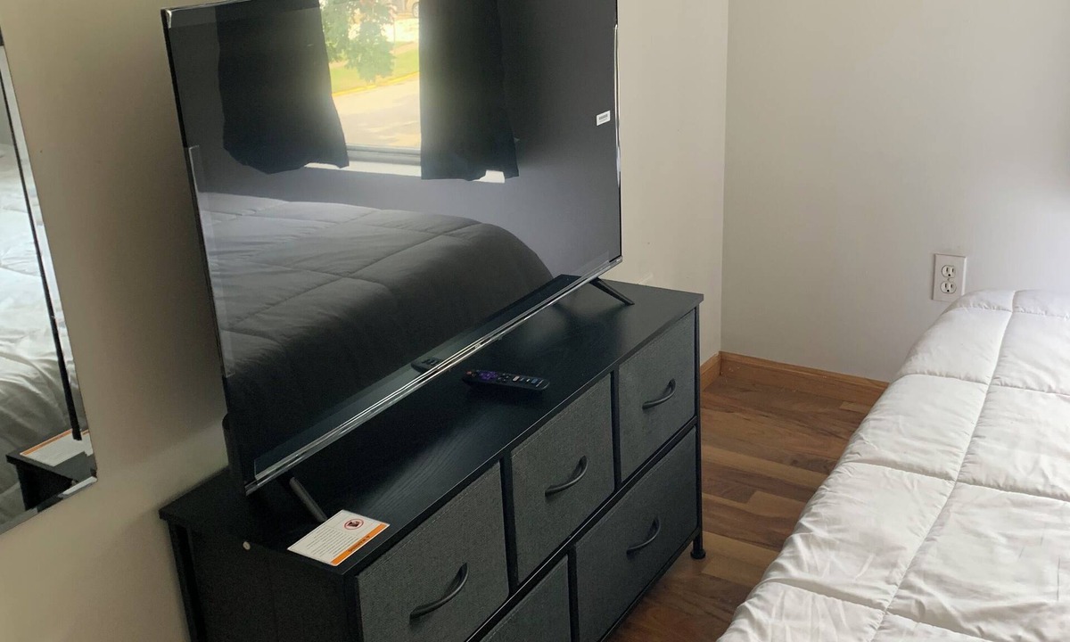 Macomb Apartment | Quiet and comfort one bedroom apt, close to WIU, a kitchen free parking, TV