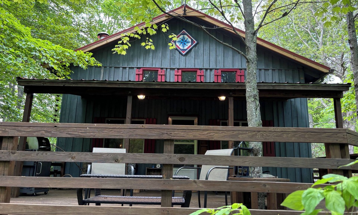 Frank Cabin | Quiet Cabin On Top Of Mountain! Off the grid between Newland & Spruce Pine-Hwy19