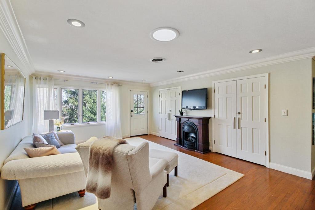 Long Green Apartment | Quiet Getaway in Gated Community! Private Deck and BBQ - 18 Mi to Downtown Baltimore condo