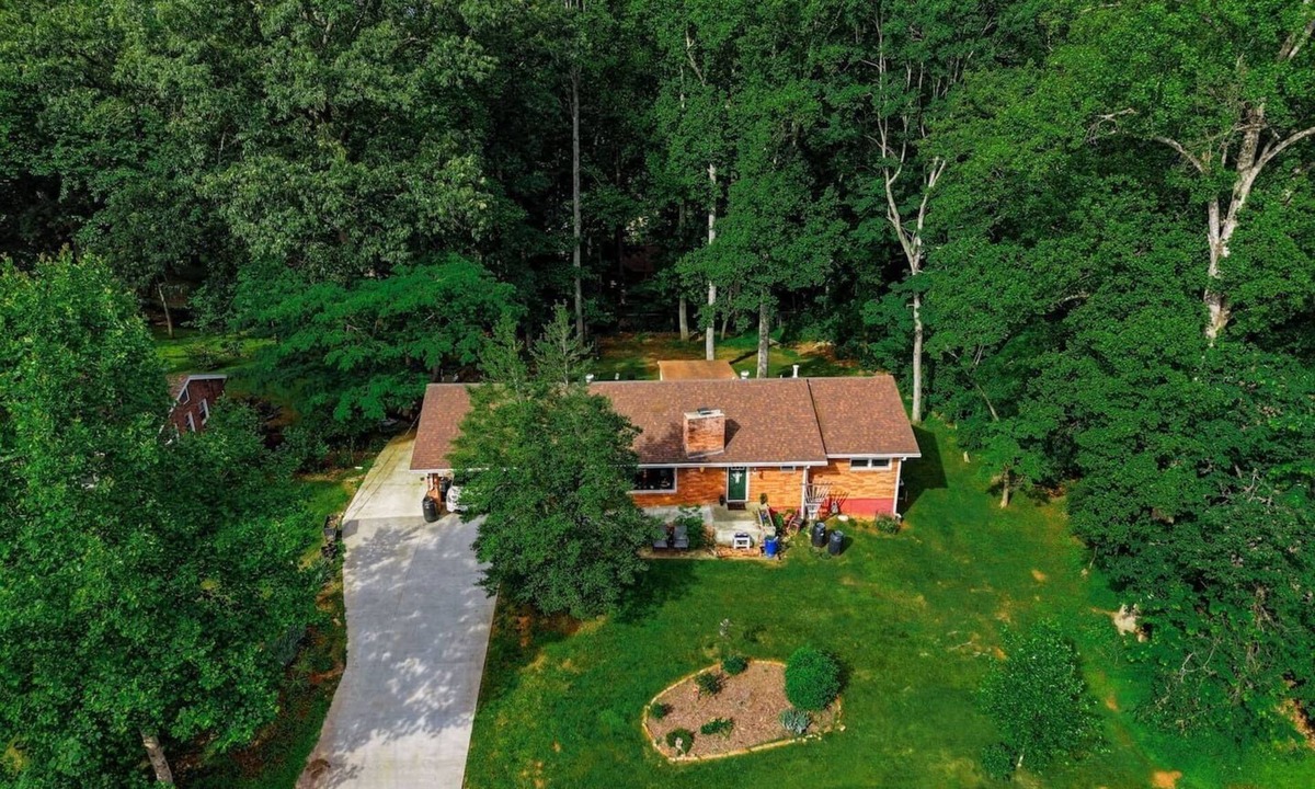 Lynchburg House | Quiet & Peaceful Nature Walkout w/Stocked Kitchen