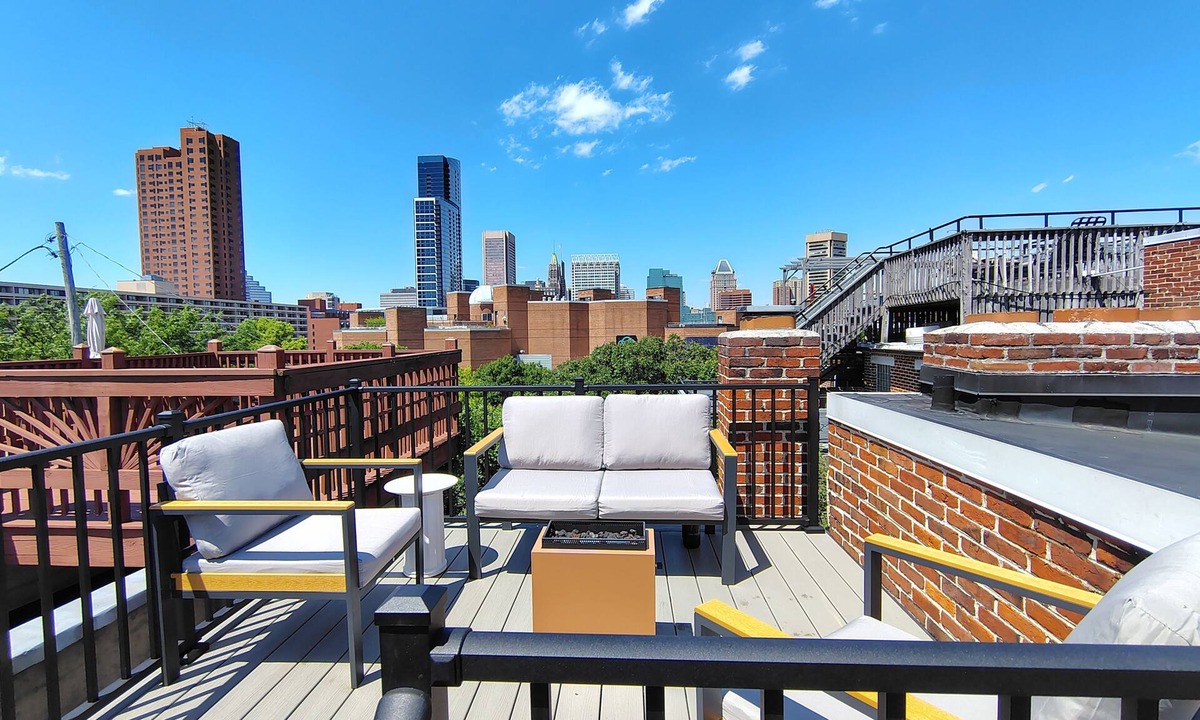 Inner Harbor House | Quiet, walk to the stadiums, harbor, aquarium, convention center, rooftop deck
