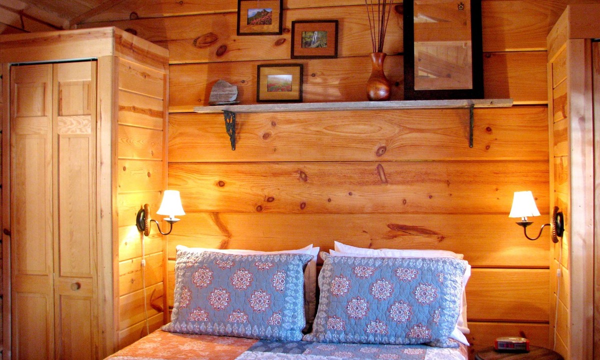 Altamont Cabin | Real Logs-1BR, queen bed & futon-sleeps 4. Riverside