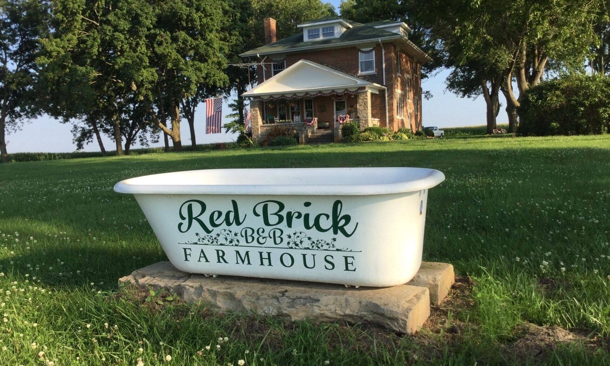 Higginsville House | Red Brick Farmhouse B&B - Edwin's Room