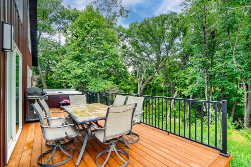 Pella House | 'Red Rock Lodge' w/Hot Tub Near Raceway & Pella!