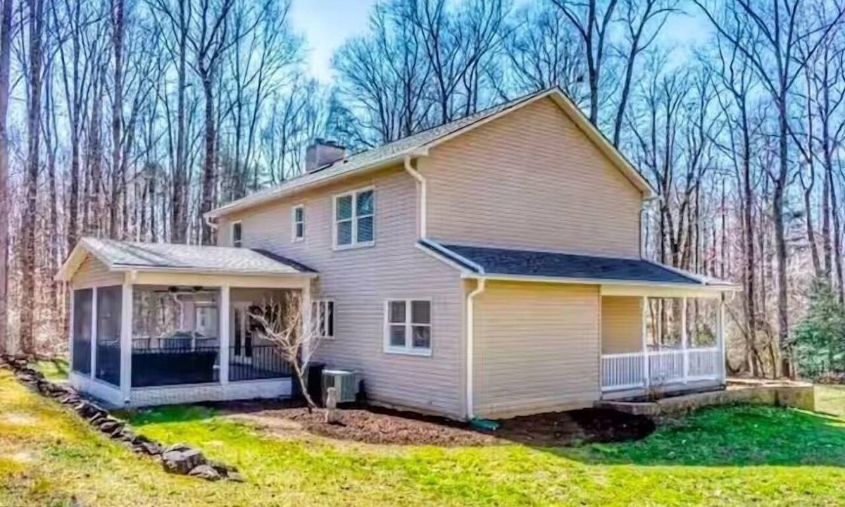 Bumpass House | Red Rock Retreat-Cozy and Serene Waterfront