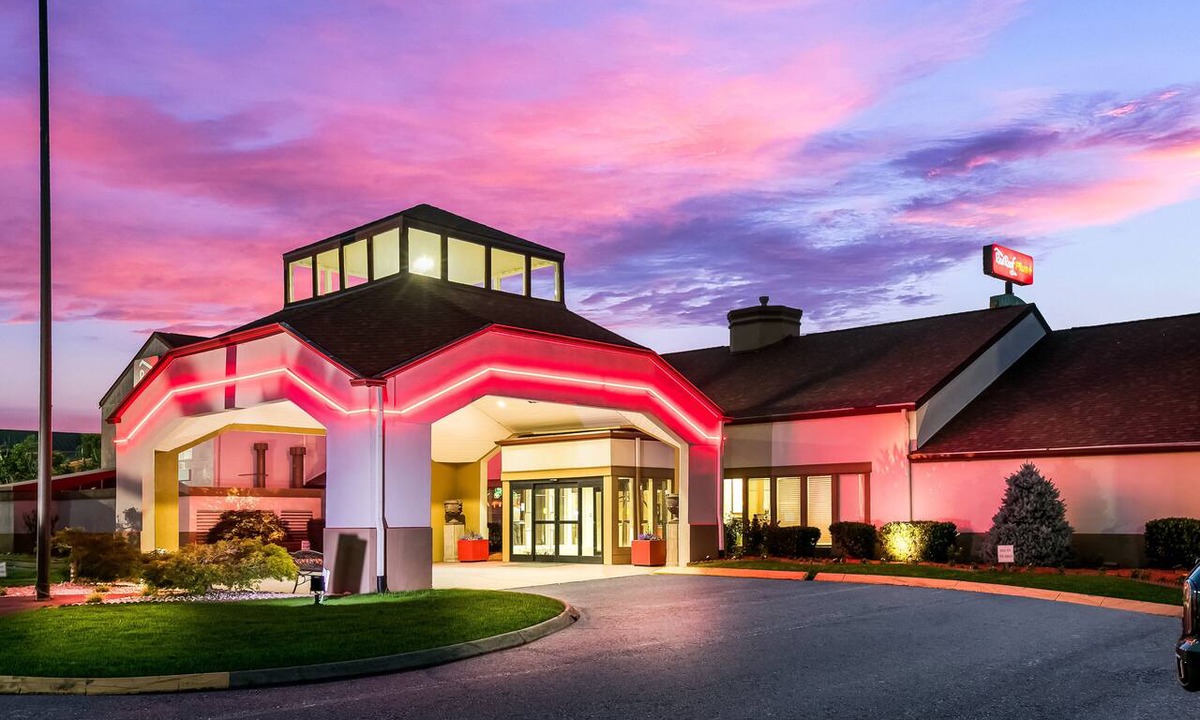 Ashley Oaks Hotel | Red Roof Inn PLUS+ & Suites Knoxville West-Cedar Bluff