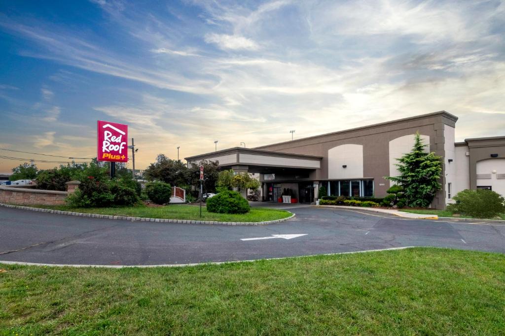 Carteret Hotel | Red Roof Inn PLUS Woodbridge - Carteret