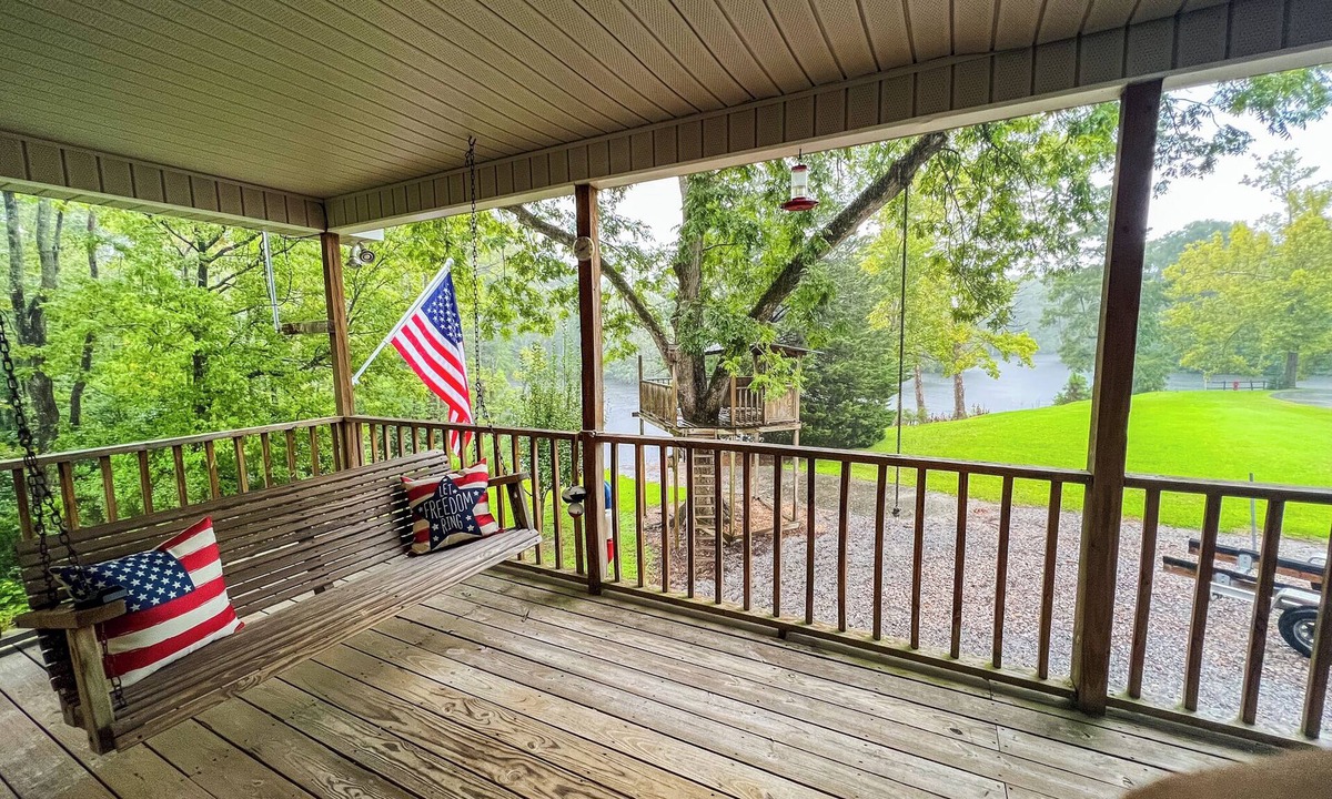 Windsor Cottage | Reel'em Inn is a cozy river front fishing cottage on the Cashie River.