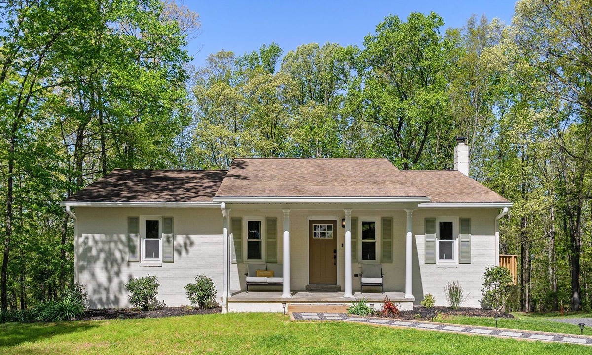 Warrenton House | Relax at the cottage with two private villas for Family Gatherings and Reunions