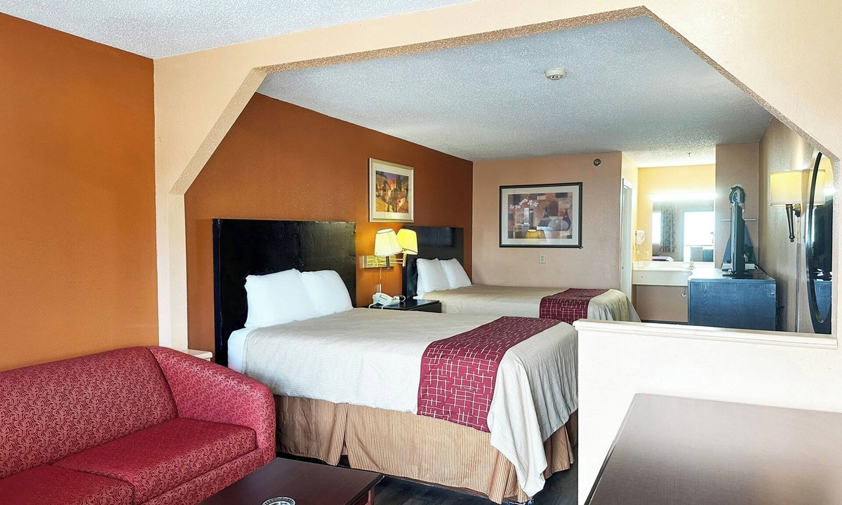 Mount Berry Hotel | Relax in Spacious Queen Room Near Intramural Fields + Private Parking Included