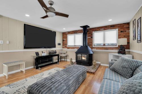 Ocean Gate House | Relaxed Ocean Gate Shore Getaway 3BR with Sofa Bed Fireplace and Parking