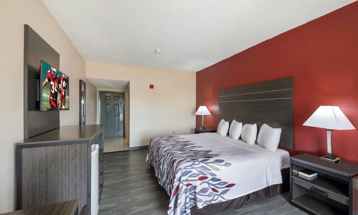 Manor Hotel | Relaxing Austin Retreat Near Shopping, Dining & Entertainment