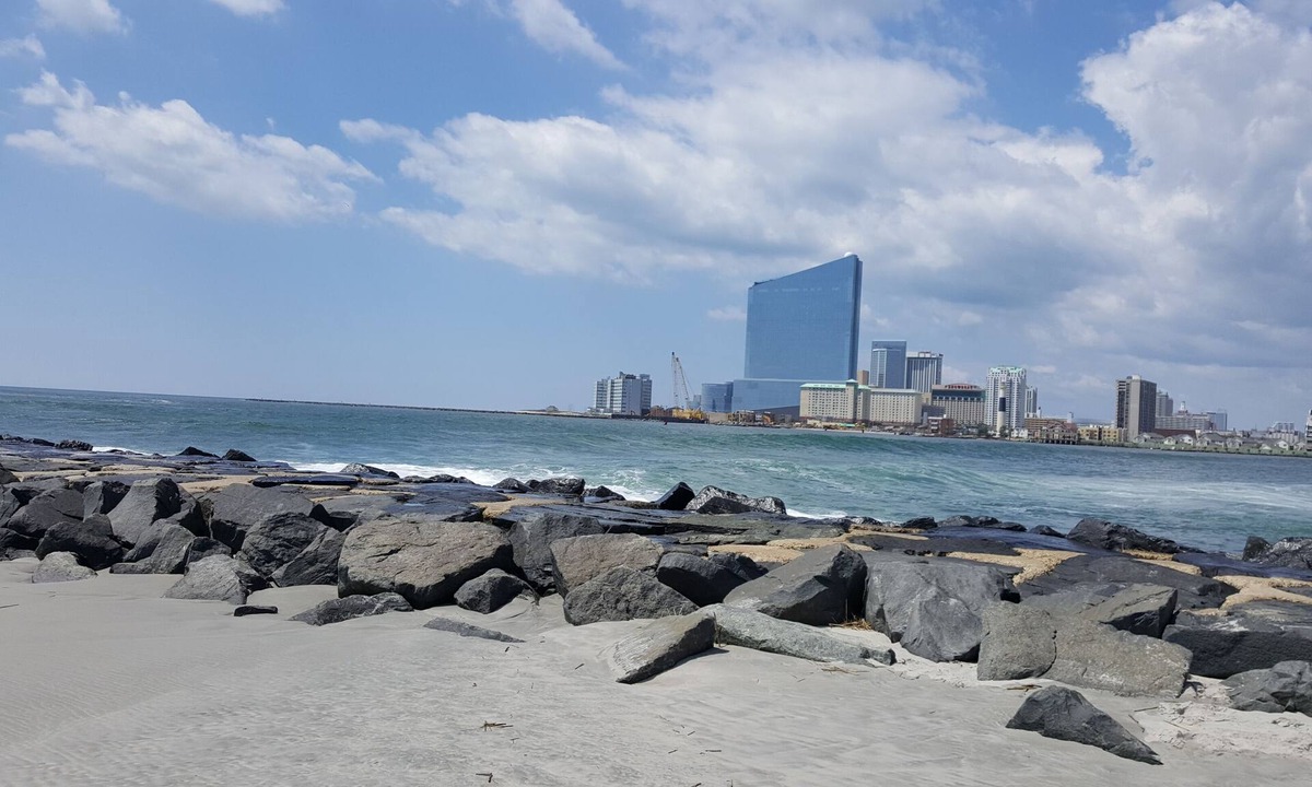 Southend Condo | Relaxing Beachfront Getaway with Heated Pool