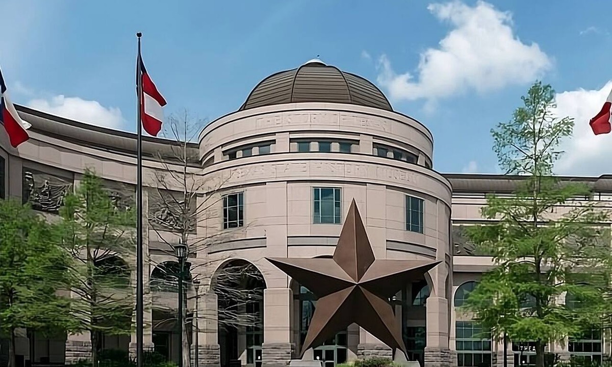 St. Johns Hotel | Relaxing Getaway! Swimming Pool, FREE Parking, Near LBJ Presidential Library!
