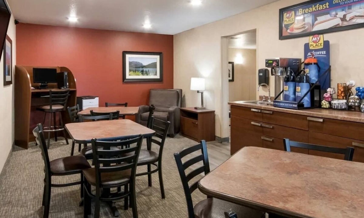 Altoona Hotel | Relaxing Room Close to Adventureland + Prairie Meadows Casino