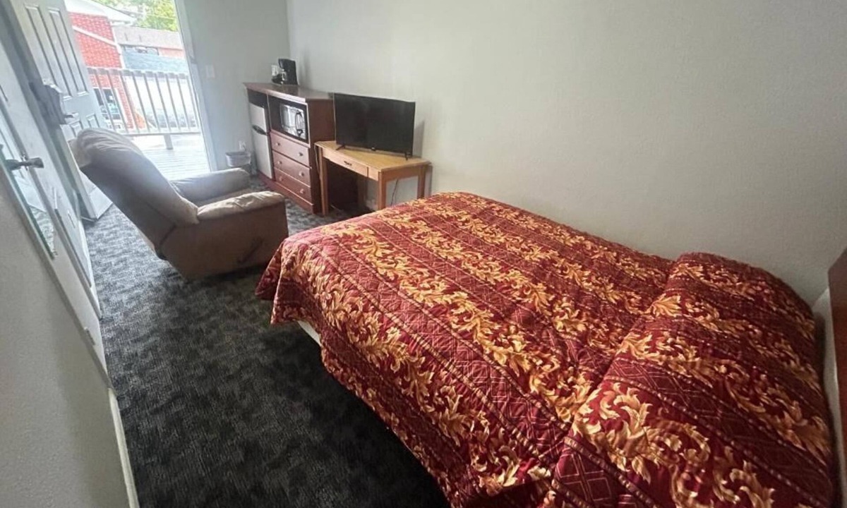 Oskaloosa Hotel | Relaxing Room near Pella, Affordable Stay, Free Parking