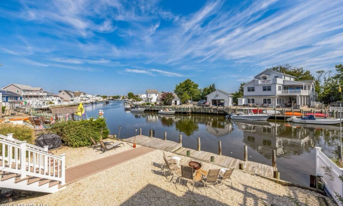 Beach Haven West House | RENO’D Beach Heaven West waterfront Lagoon with dock 2 decks Walk to bay beach