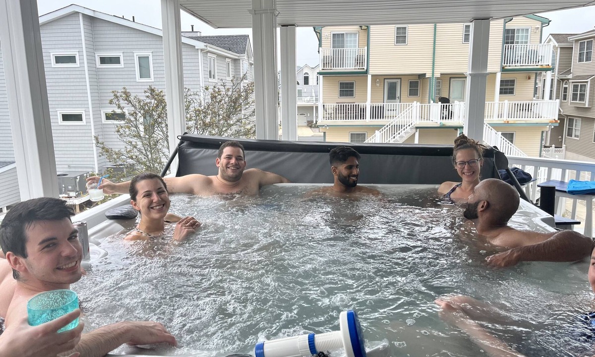 Sea Isle City House | Renovated 2026! 7per HOT TUB, steps2beach-sleeps19, 2mastersBR, body jet showers