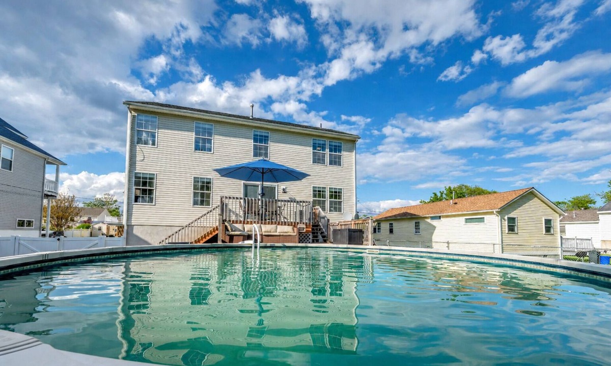 Del Haven House | Renovated 6 Bedroom w Pool, Large Backyard, Walk to Beach, Near Cape May