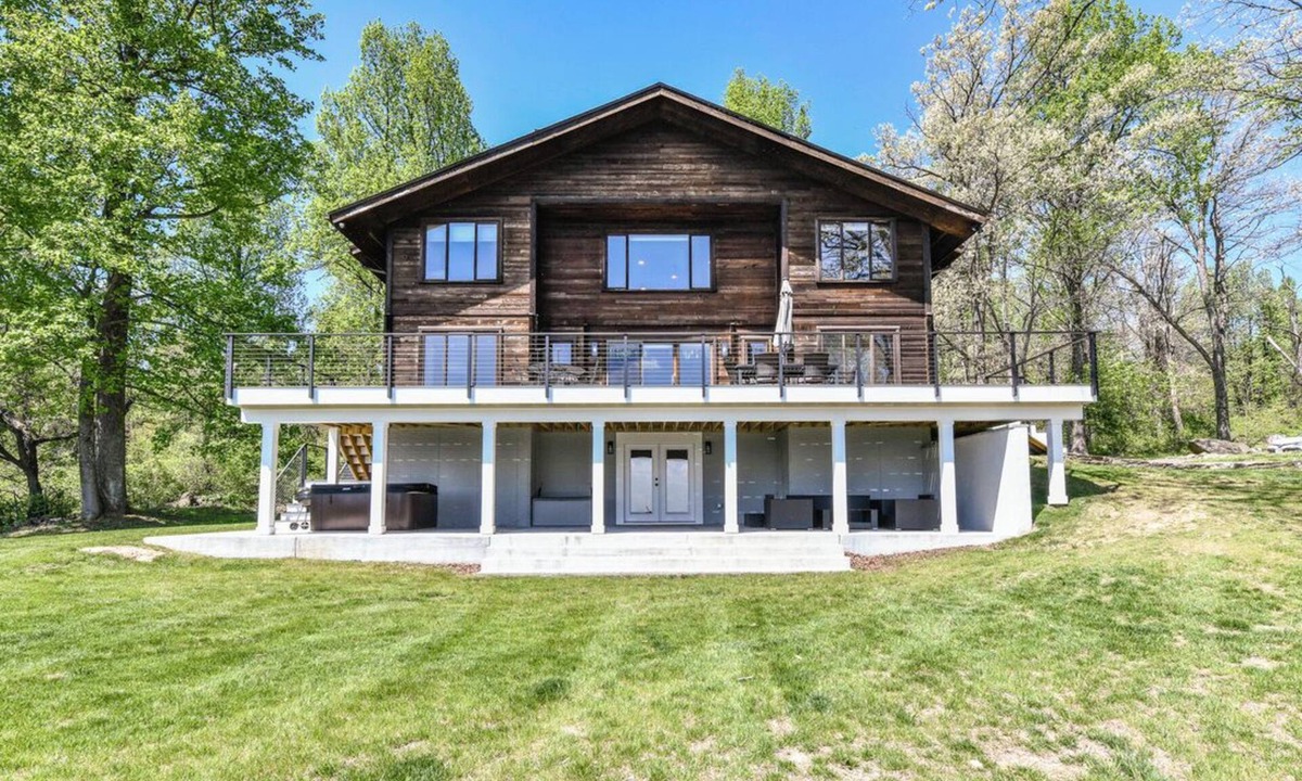 Bluemont House | Renovated 6 BR home w/Mountain Views & hot tub near wineries & breweries