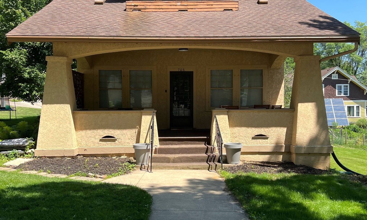 Decorah House | Renovated charmer in the heart of Decorah’s Park District