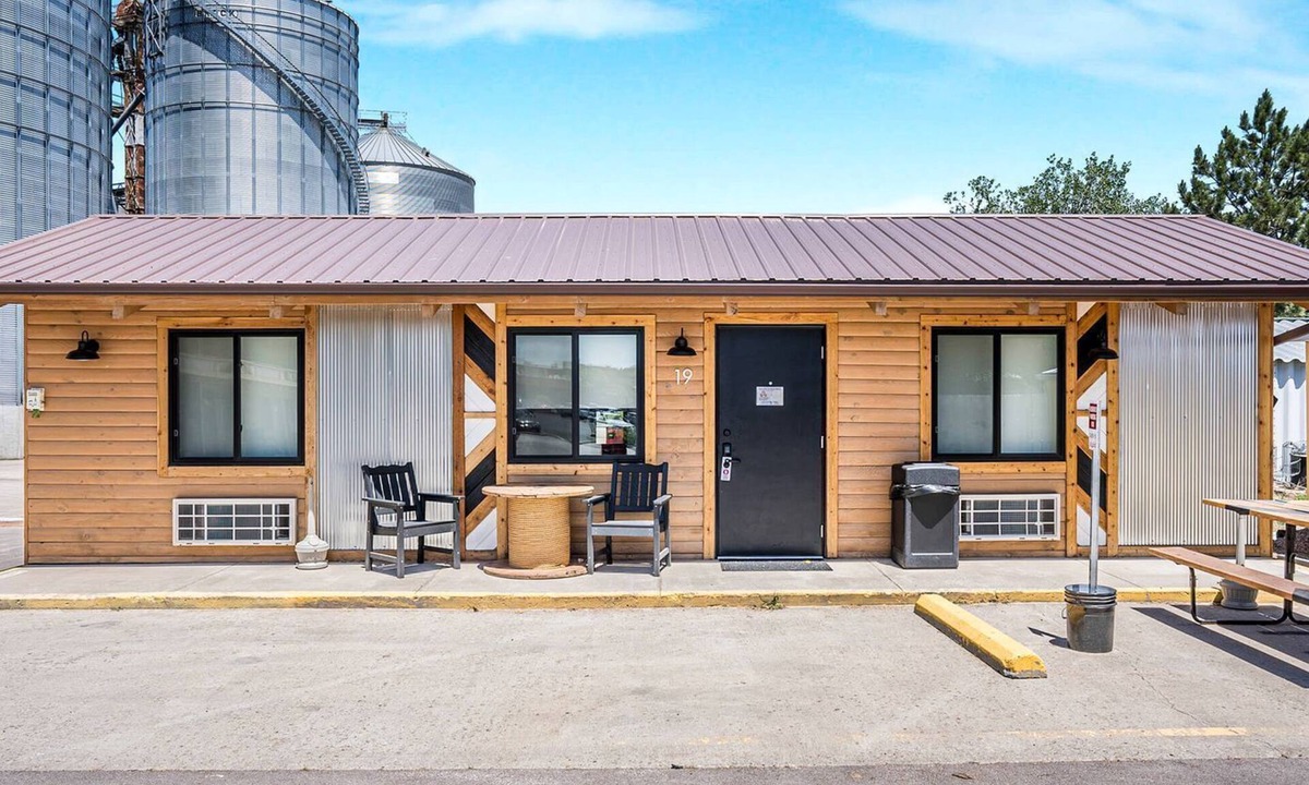 Pinnacles Entrance Badlands Cabin | Renovated Family-Friendly Cabin with Dog-Friendly Amenities Near Wall Drug – Wall, South Dakota