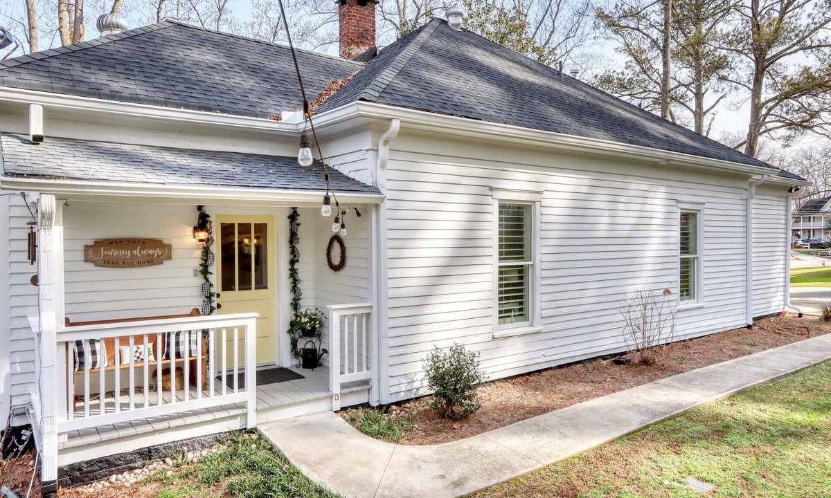 Ball Ground House | Renovated Historic 1910 Home 2 Min.Walk to Downtown Ball Ground & Wedding Venues