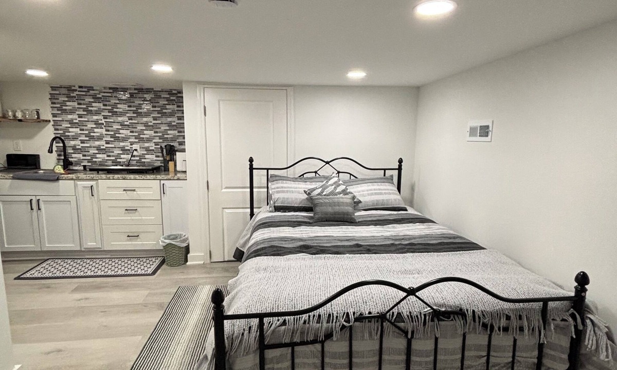 Taylors Apartment | Renovated Private Studio in Greer – Parking, Near Airport & BMW, Prime Location.