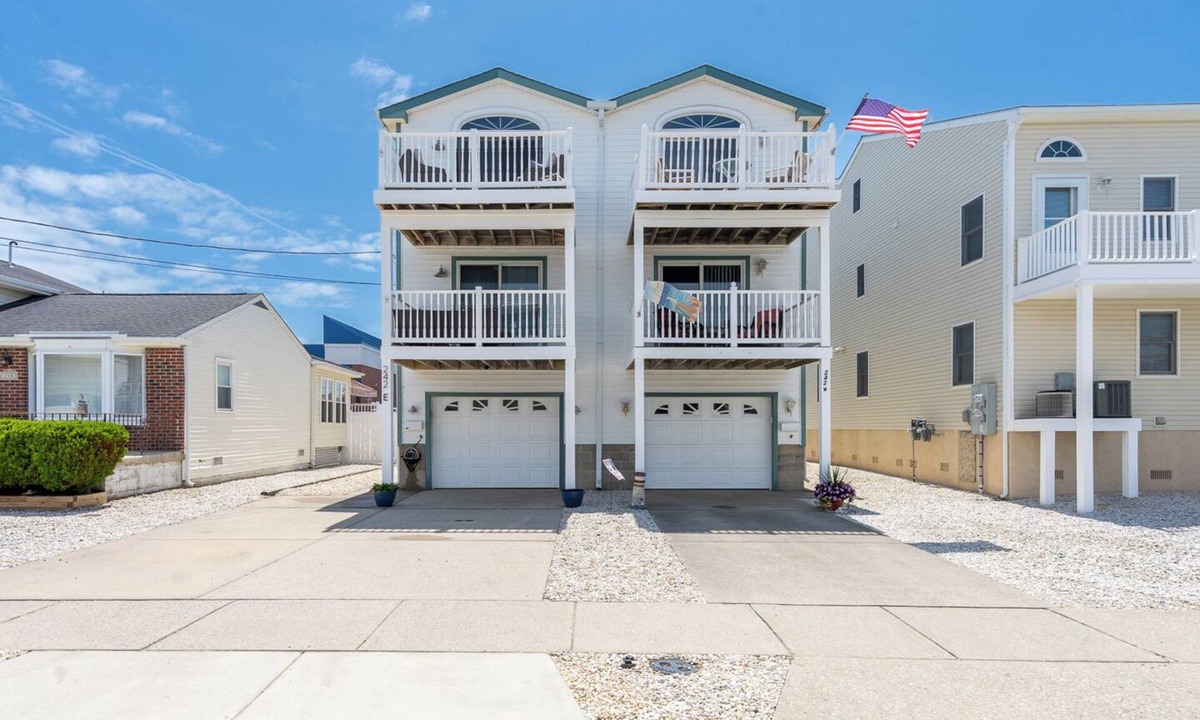Sea Isle City House | Renovated with Backyard Oasis! Quick Walk to Town & Beach. 4 BRs. Sleeps 10