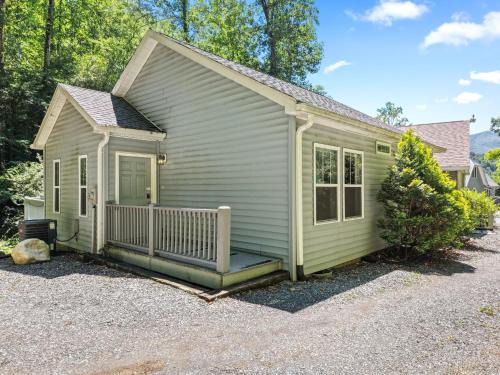 Bryson City Villa | Restful Refuge Creekside Cottage near Downtown Bryson City Close to Polar Express and Deep Creek