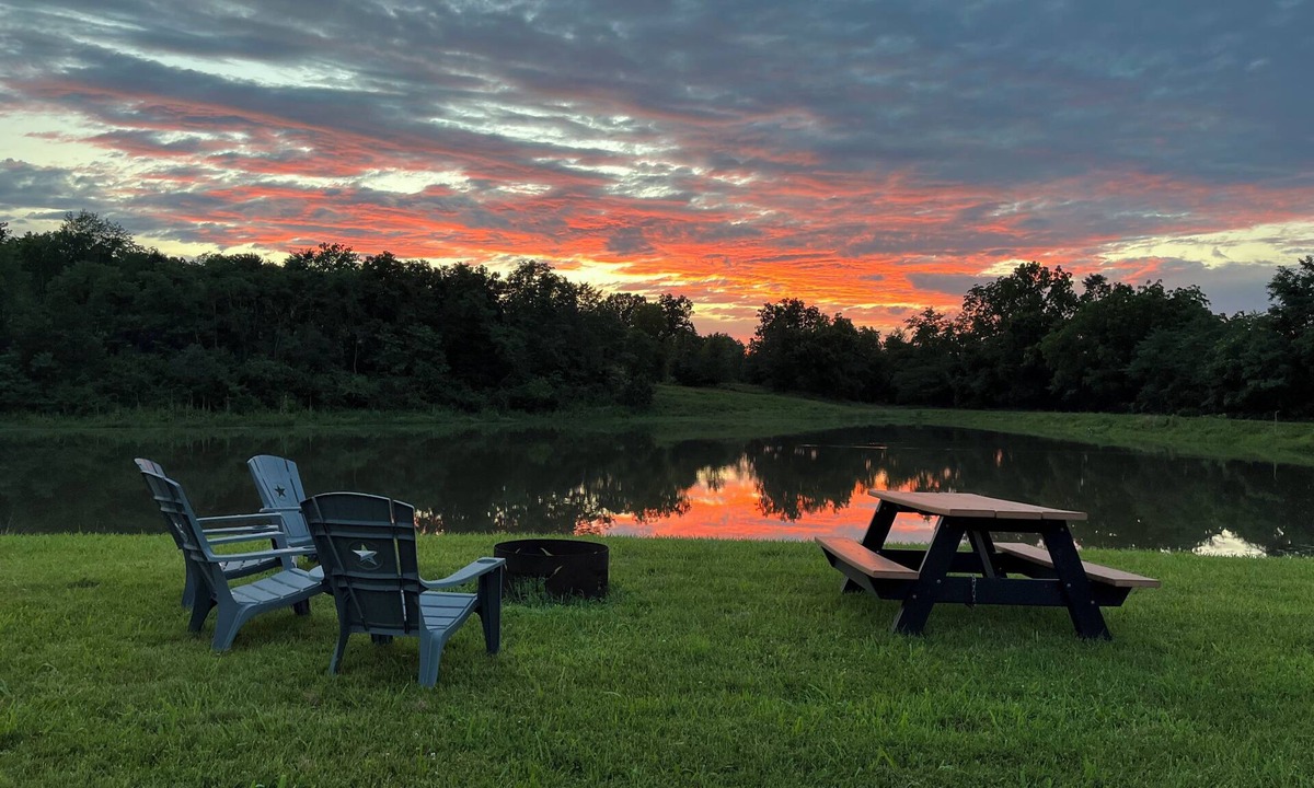 Kingdom City House | Retreat on the Creek: Home overlooking a backyard lake and the Auxvasse Creek
