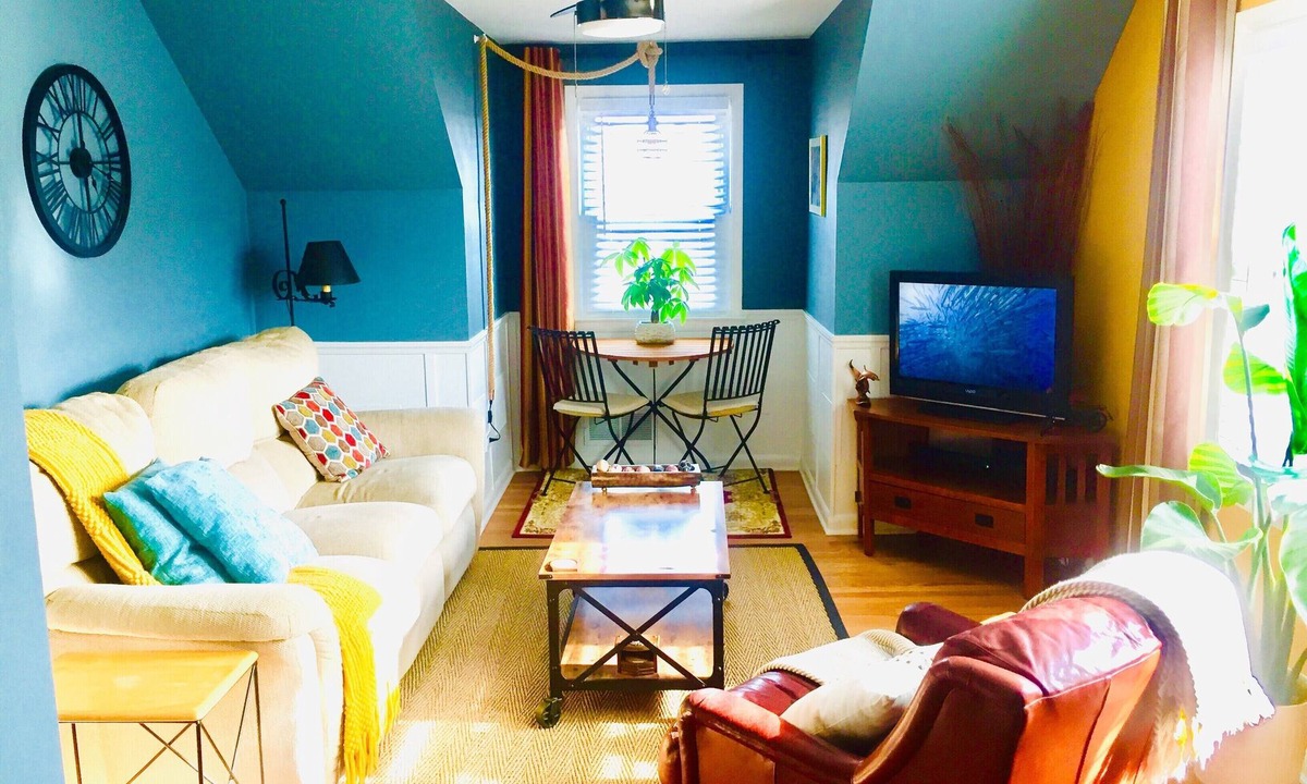 West Ridge Apartment | Retro-Chic Urban Oasis
