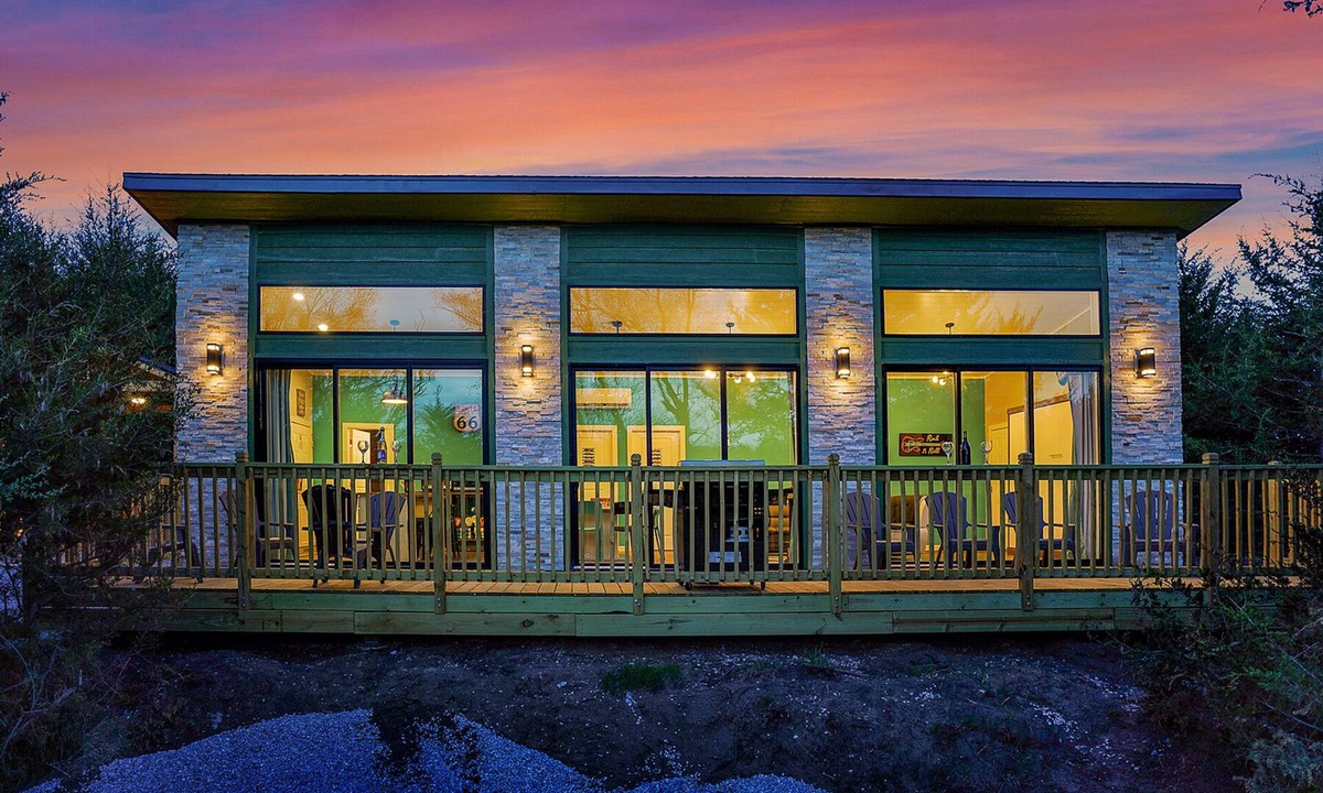 Ashland Cabin | Retro Sundowner Cabin w/Hot Tub. 3 Bedroom & 4 Queen Beds