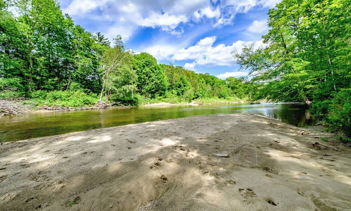 Sunday River Area Cabin | River access/Golf 2 miles/hiking/skiing/hot tub/sauna