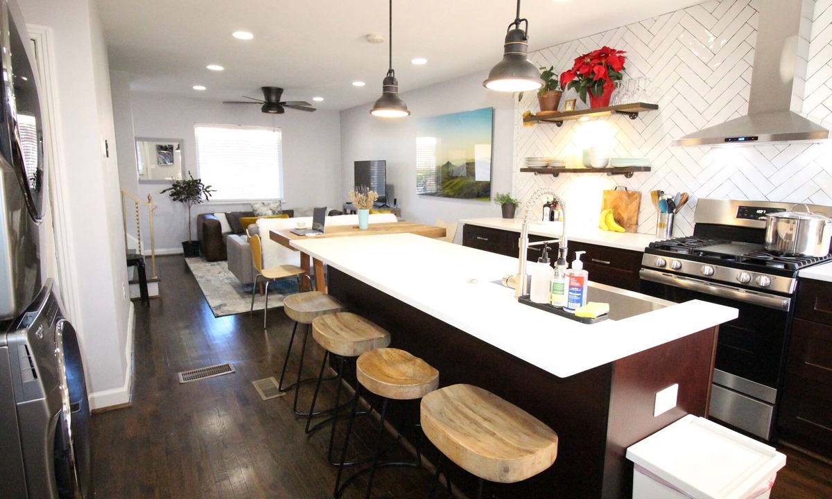 Northeast House | River Terrace Retreat: Free Parking, Near Monuments, and More!