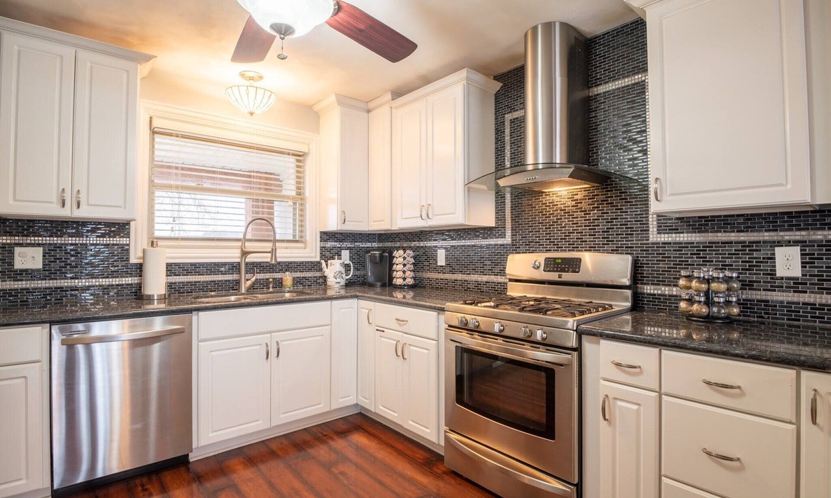 Sunnyland House | Riverside Paradise
