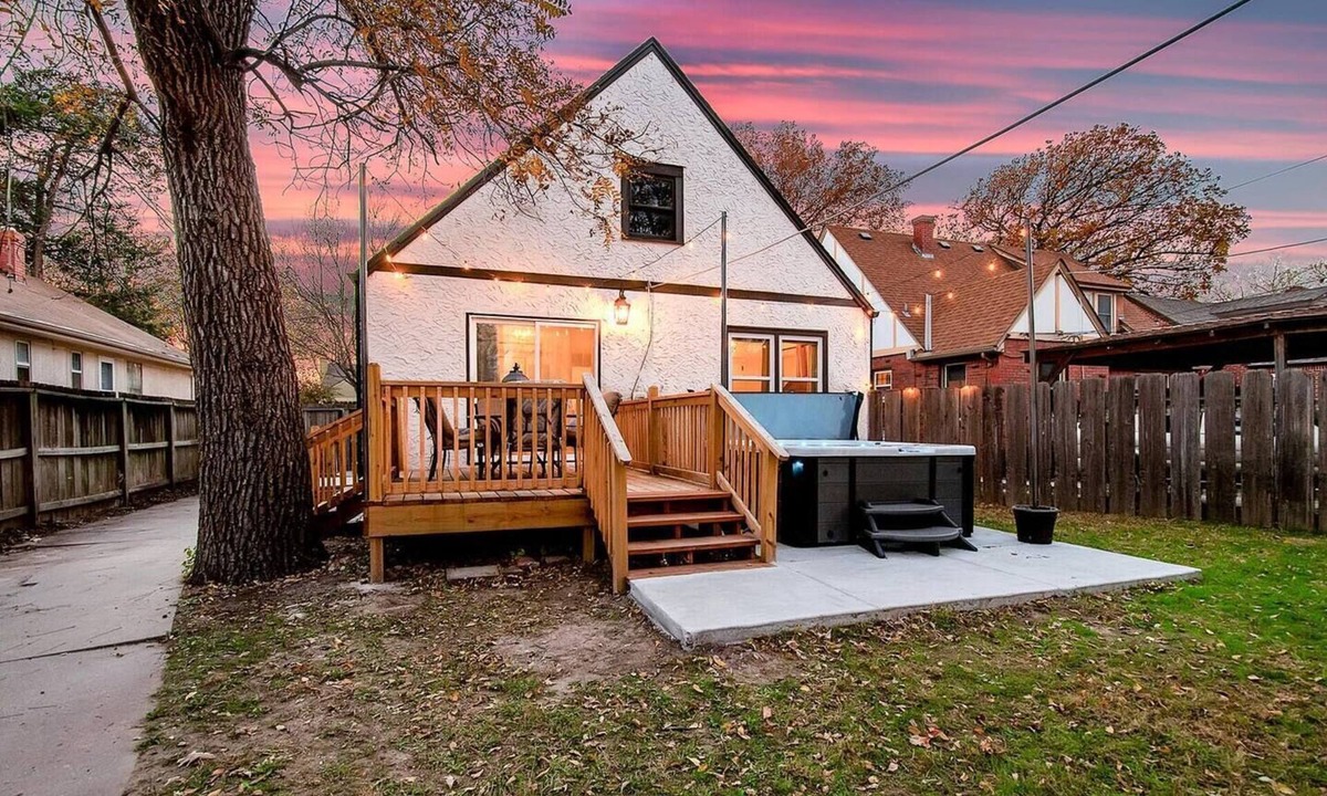Wichita House | Riverside Renaissance - Spa! King Beds! Beautiful Renaissance decor