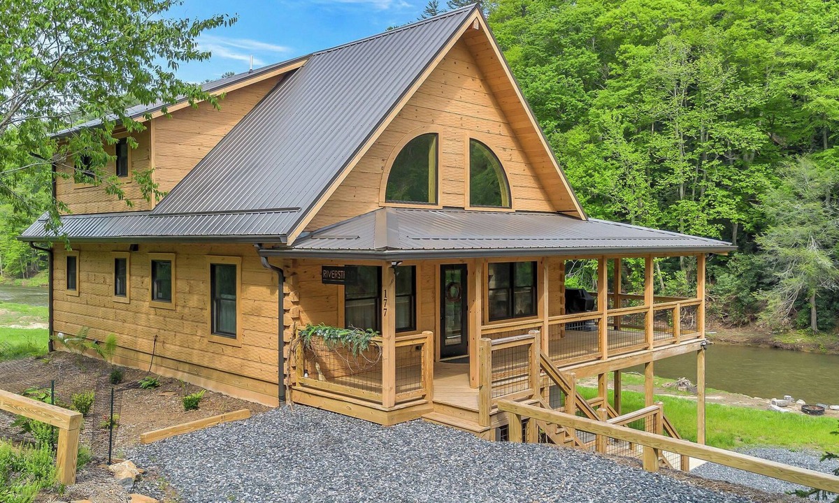 Warrensville Cabin | Riverstead Cabin - Riverfront + Wrap Around Porch + Smart TVs + Gas Fireplace + Hot Tub
